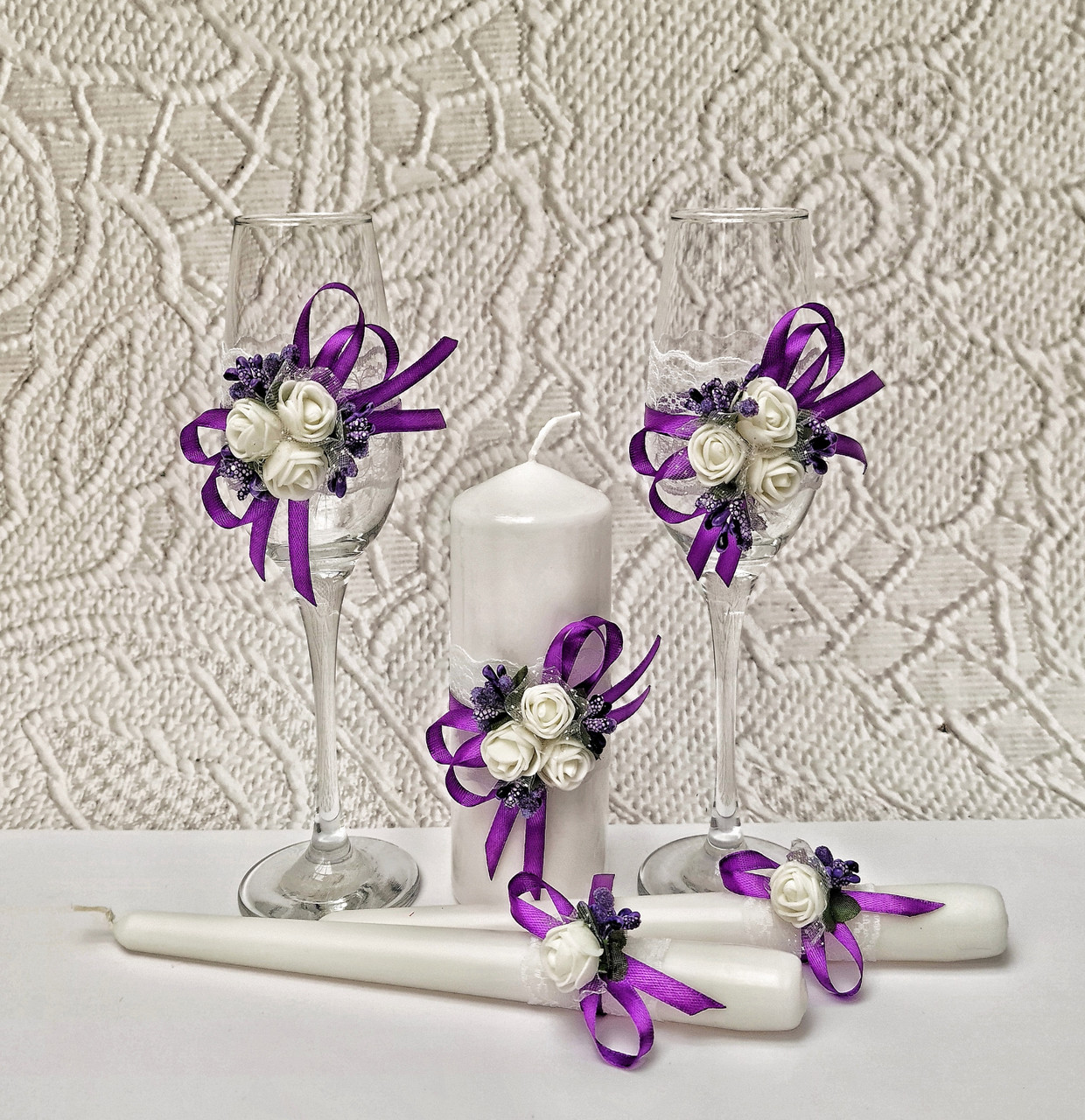 Комплект свадебных бокалов и свечей "Майский" в фиолетовом цвете