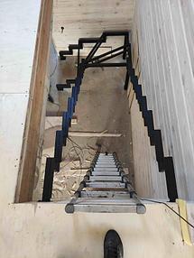 Г-образная лестница на двух металлических косоурах из профильной трубы 80*40*4 мм с тремя забежными ступеньками 5