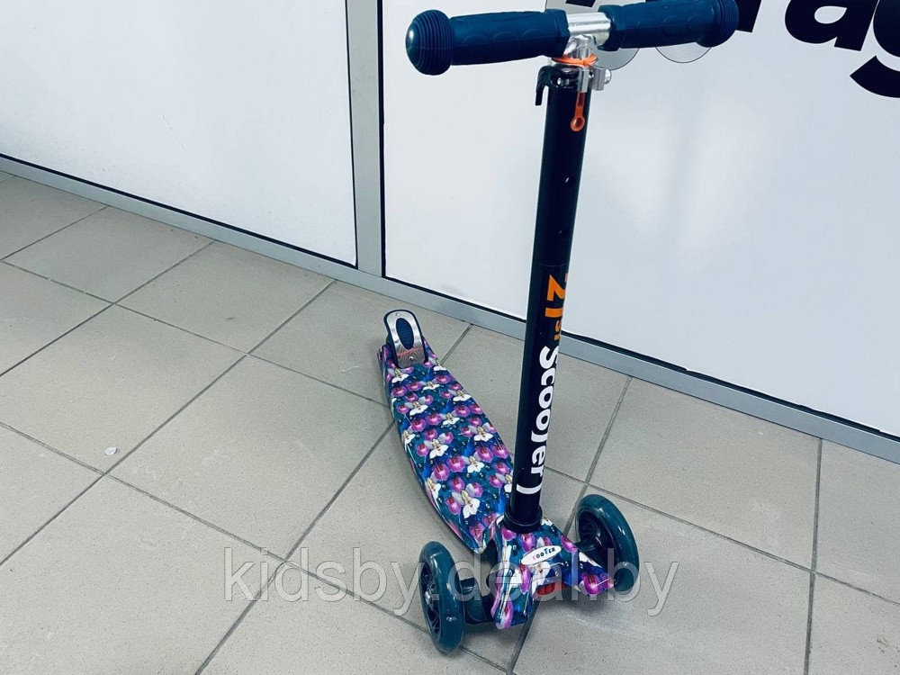 Самокат 21st scooter Maxi Scooter (светящиеся колеса) цвет фиолетовые цветы рисунок new - фото 1 - id-p147099355