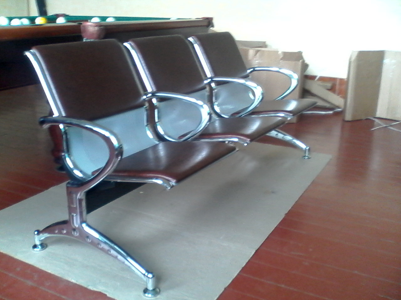 Трёхместная секция стульев перфорированная с подлокотниками - фото 4 - id-p6701457