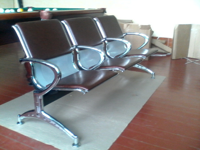 Трёхместная секция стульев перфорированная с подлокотниками - фото 5 - id-p6701457