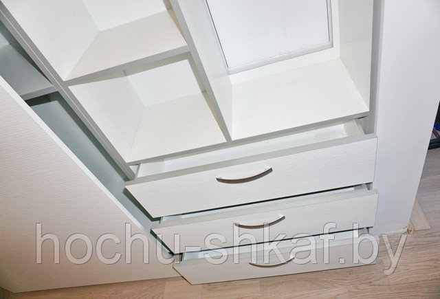 Белый шкаф с фурнитурой Hettich, inLine, фасады из пластика Egger ST-18 77