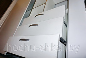 Белый шкаф с фурнитурой Hettich, inLine, фасады из пластика Egger ST-18 22