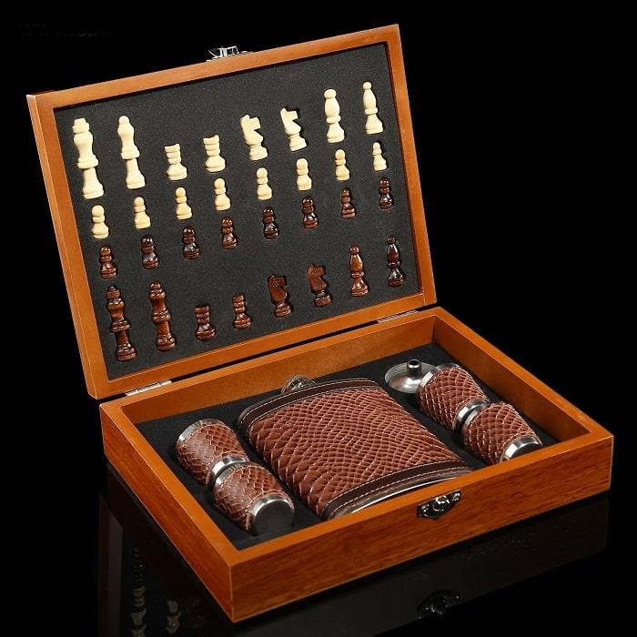 Подарочный игровой набор с фляжкой «Chess» в шкатулке - фото 1 - id-p148109362