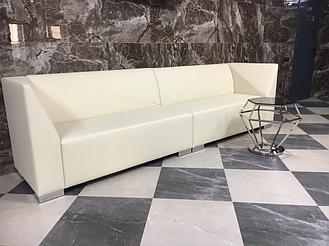 Белый диван, индивидуального  изготовления, как нельзя лучше вписался в интерьер холла СПА-зоны, а столик просто идеально объединил и создал концепцию солидности и статусности.