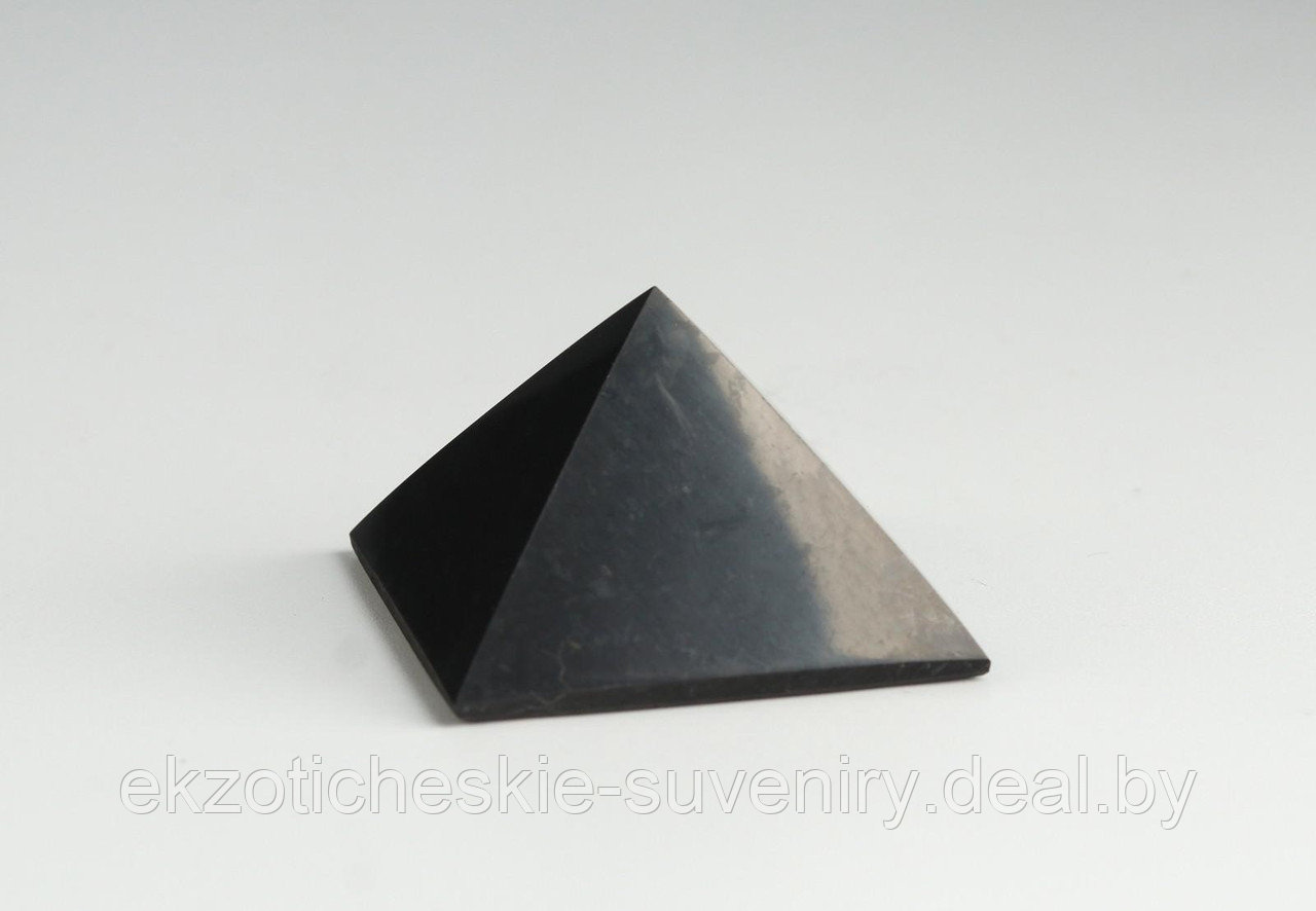 Пирамида из шунгита, полированная, 4 см