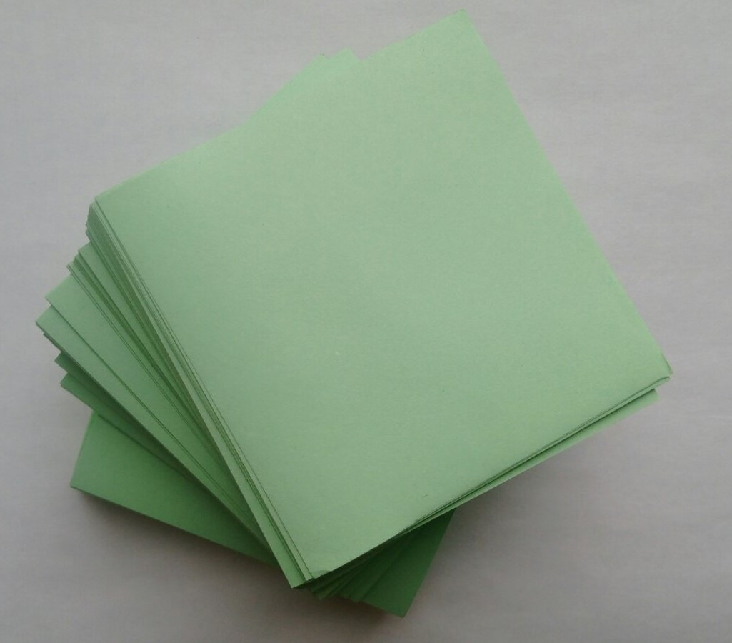 Зеленая бумага для заметок. Блок 8.5*8.5*8.5 см.