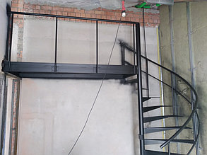 Винтовая лестница с площадкой 1