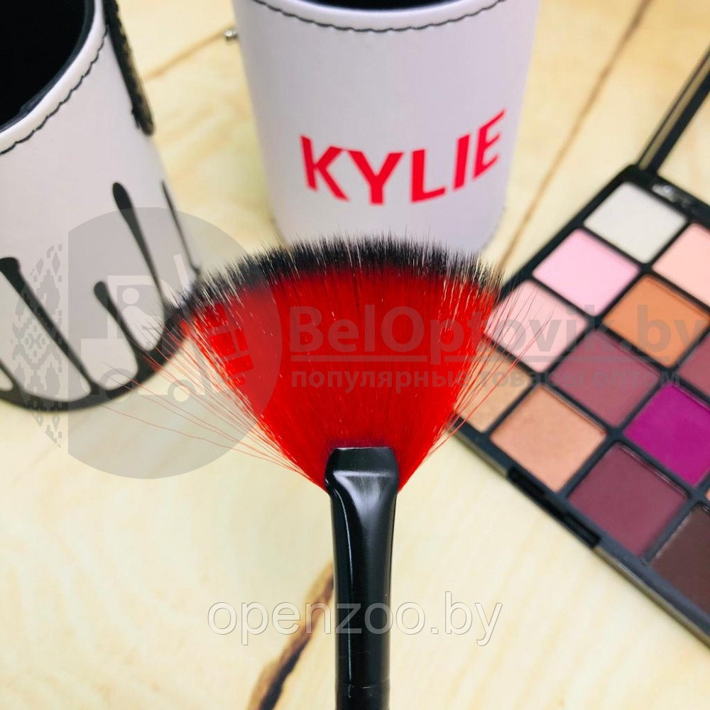 Набор кистей для макияжа в тубусе KYLIE RED/Black, RED/White 12 шт В белом тубусе с черным оформлением - фото 2 - id-p148518425