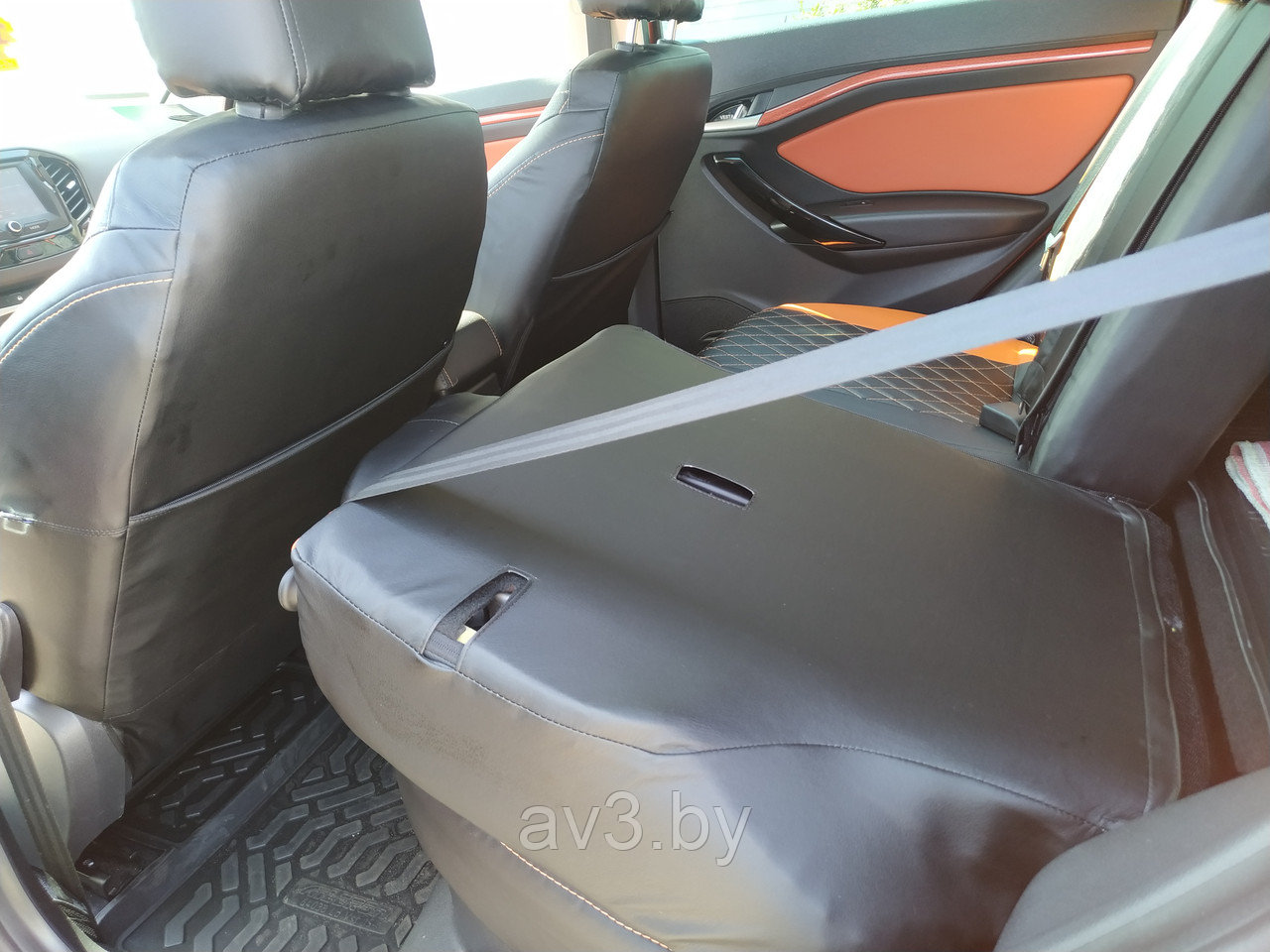 Чехлы на сиденья Lada Vesta / Vesta SW + CROSS 2015-2022, Экокожа, черная+оранжевая, отстрочка РОМБ - фото 6 - id-p115728062