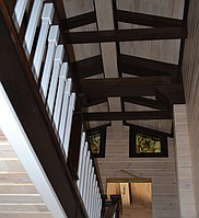 Лестница из массива дуба в деревянный дом на косоурах. 6