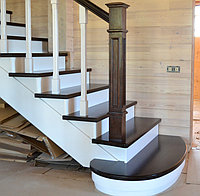 Лестница из массива дуба в деревянный дом на косоурах. 4
