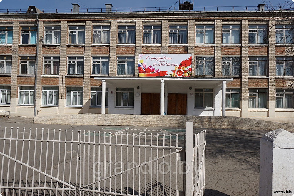Украшение фасада здания к дню победы