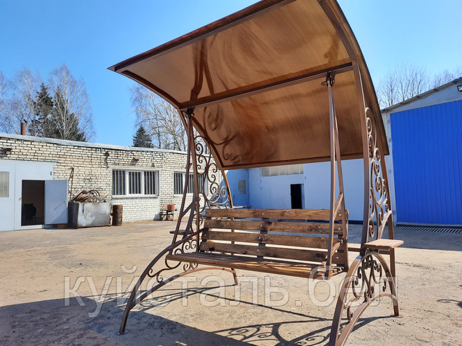 Качели садовые с крышей из поликарбоната. Кованые качели на подшипниках .