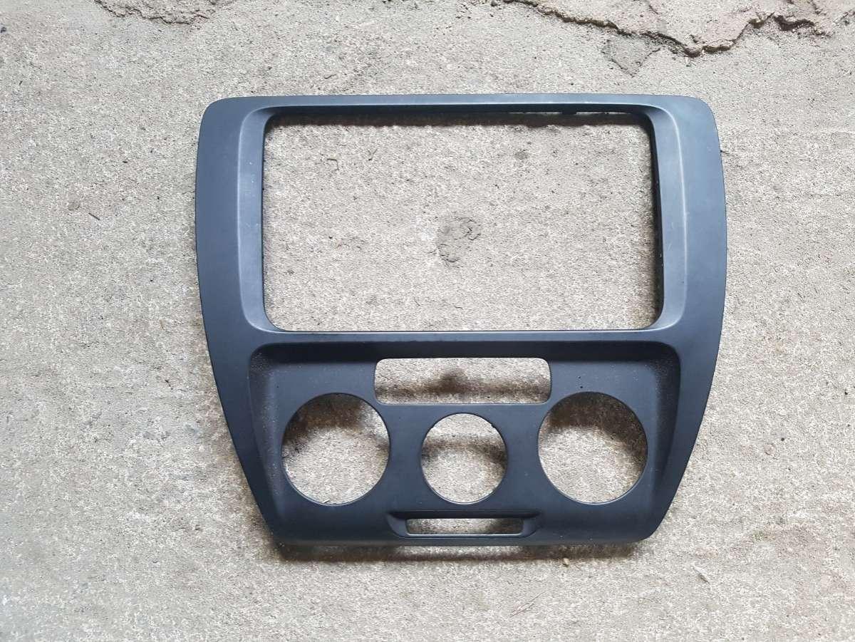 Рамка под магнитолу 5C6858069 Volkswagen Jetta 6, Фольксваген Джетта 6 2011-2016 гг.в.