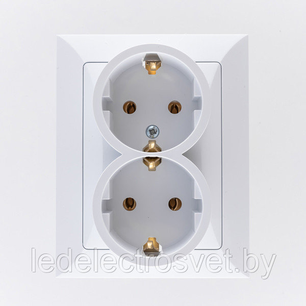 OPAL - Розетка 2x2P+E с рамкой, белый