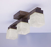 Люстра потолочная из дерева на 3 лампы с кубическими плафонами