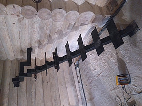 Монокосоур металлический для лестницы 1