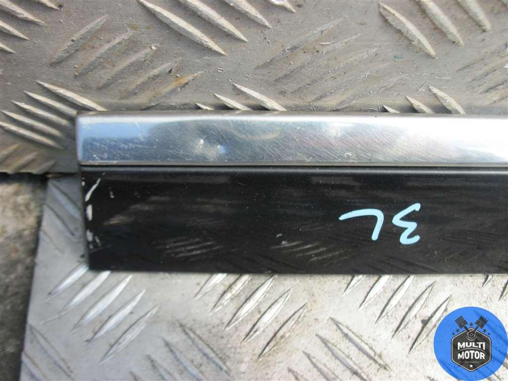 Молдинг двери задней левой MERCEDES ML W164 (2005-2011) 3.2 CDi V6 224 2009 г. - фото 2 - id-p153201963