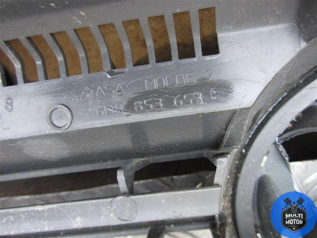 Решетка радиатора Volkswagen POLO 4 (2001-2009) 1.4 i AUB - 101 Лс 2004 г. - фото 3 - id-p153200647