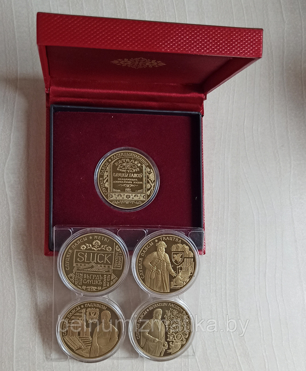 Слуцкие пояса 1 рубль 2013 Комплект монет "Слуцкiя паясы", Slutsk belts, позолота, футляр №1 - фото 4 - id-p154244937