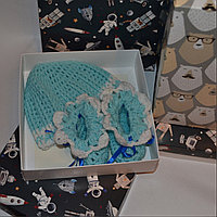 Комплект для мальчика : шапка и пинетки в подарок