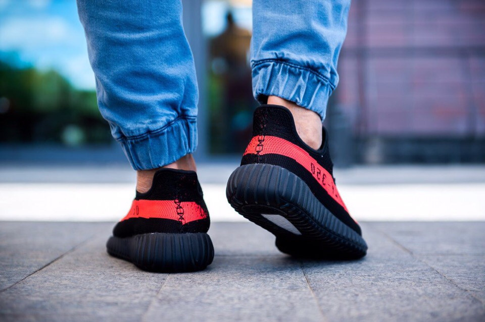 Кроссовки Yeezy Boost 350 V2 Core Black Red - фото 3 - id-p98208710