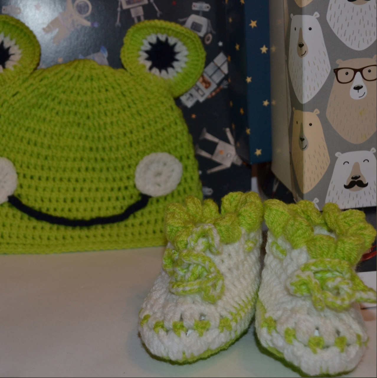 Комплект для новорождённых : пинетки и шапка ручной работы - фото 10 - id-p116665098