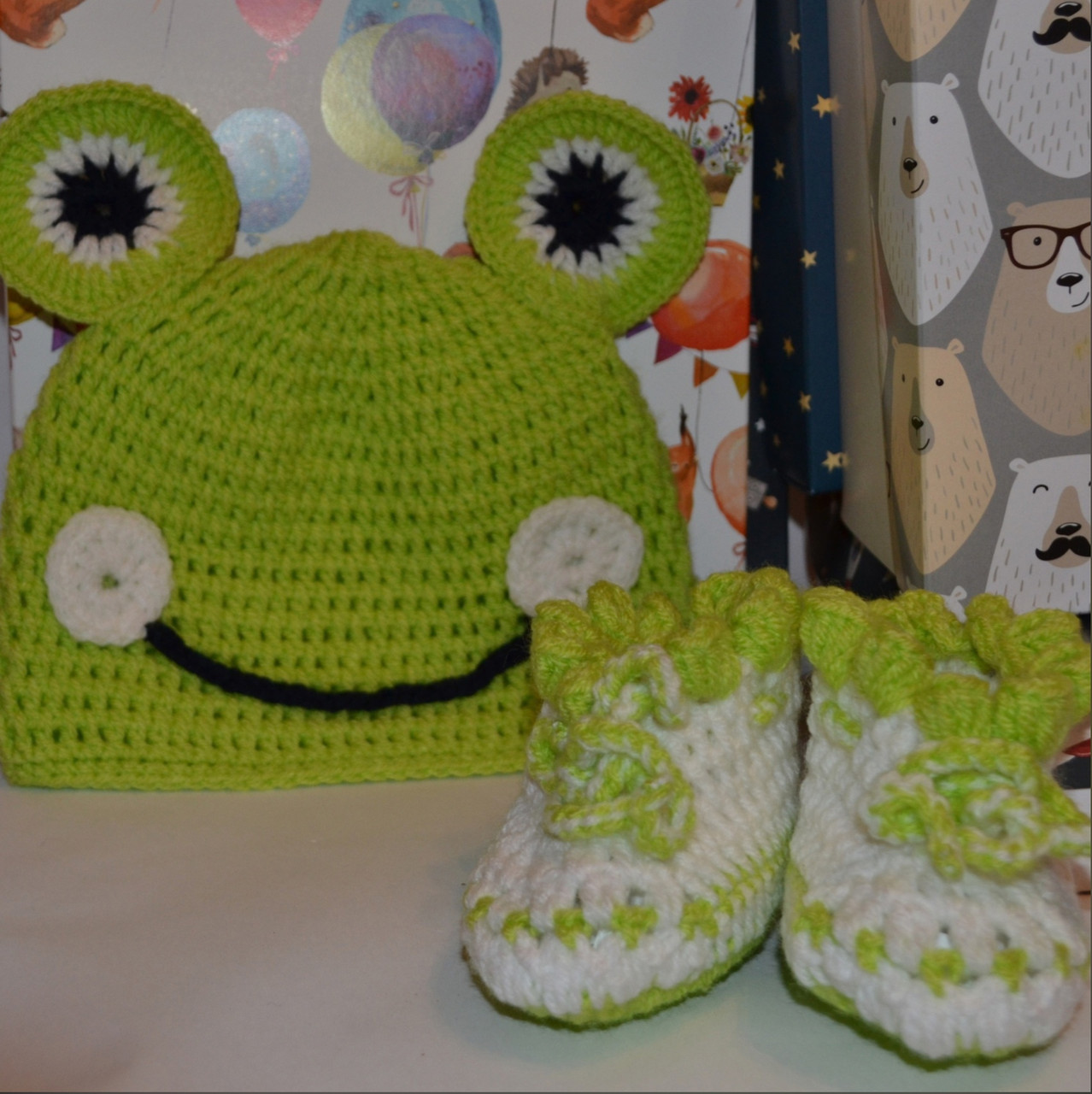 Комплект для новорождённых : пинетки и шапка ручной работы - фото 1 - id-p116665098
