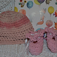 Вязанные шапочка и пинетки для новорожденной