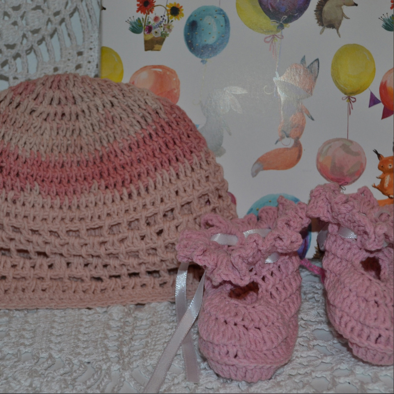 Вязанные шапочка и пинетки для новорожденной - фото 1 - id-p120693997