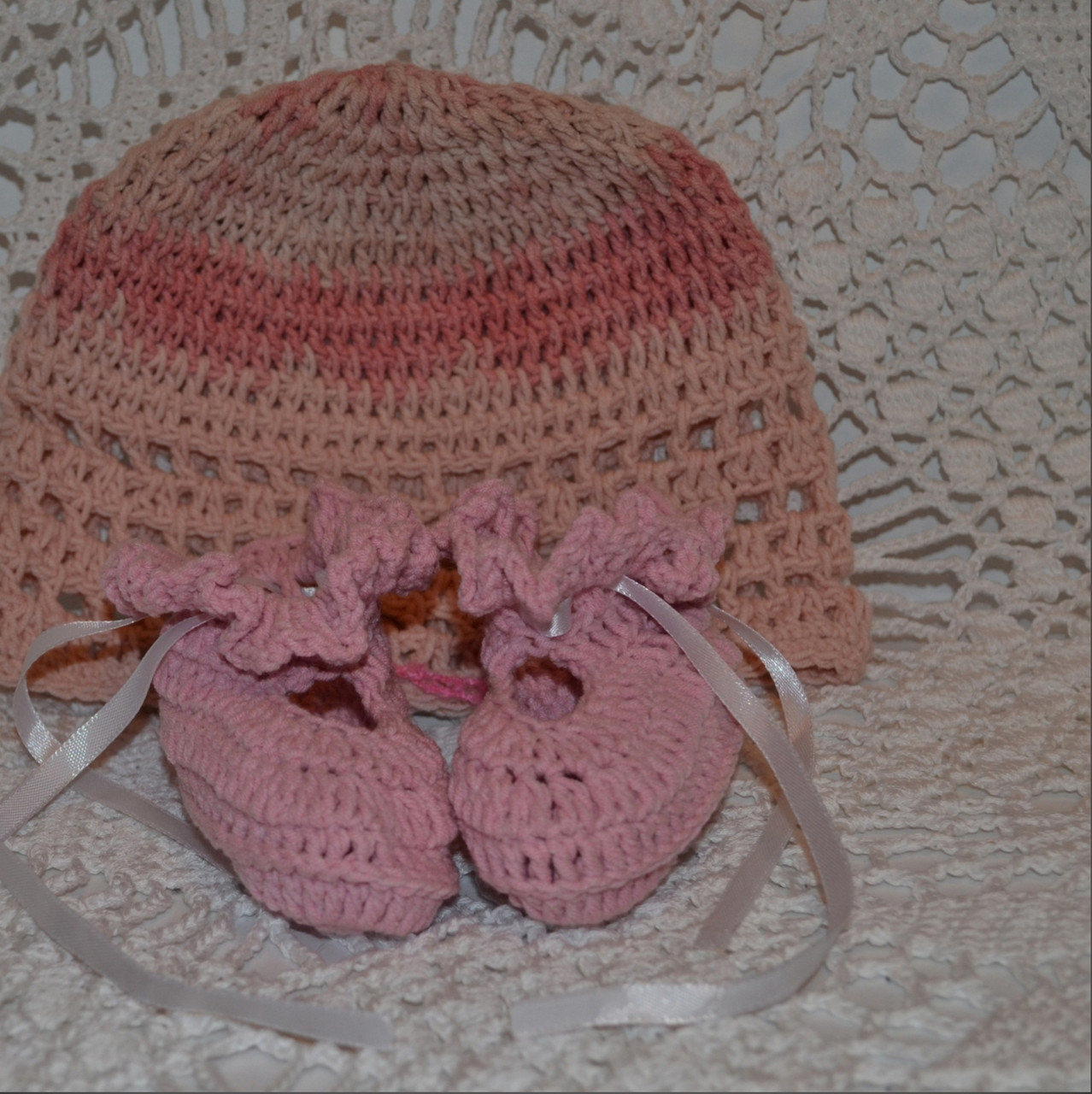 Вязанные шапочка и пинетки для новорожденной - фото 7 - id-p120693997