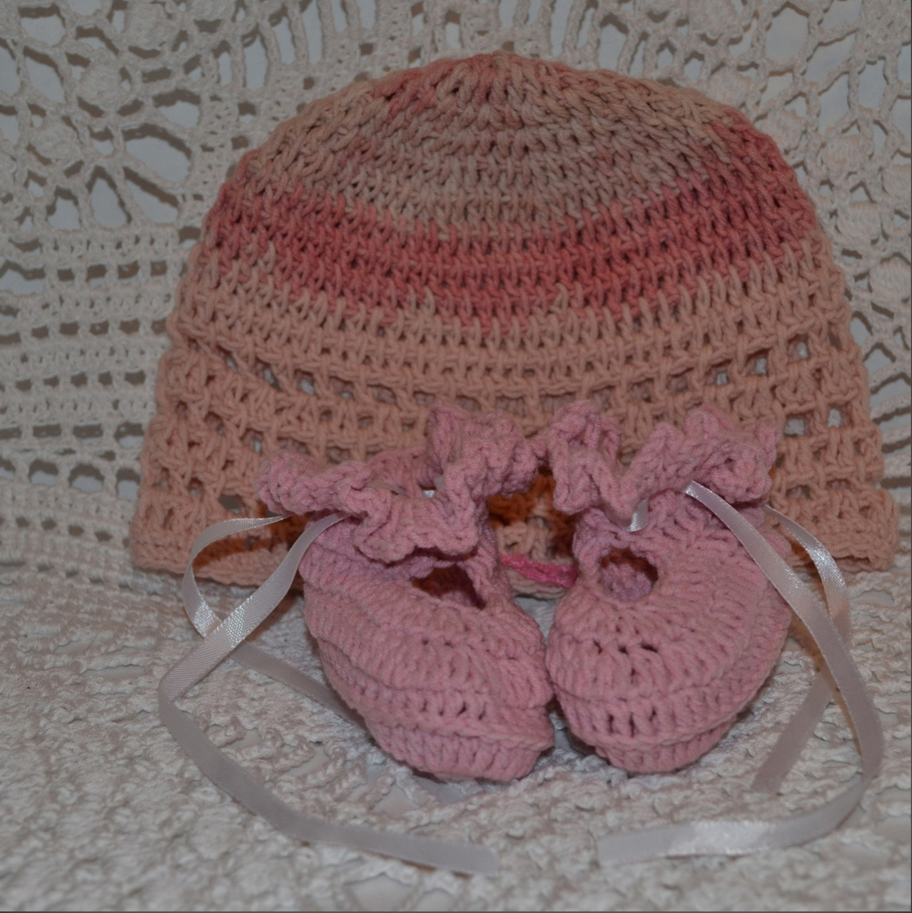 Вязанные шапочка и пинетки для новорожденной - фото 9 - id-p120693997