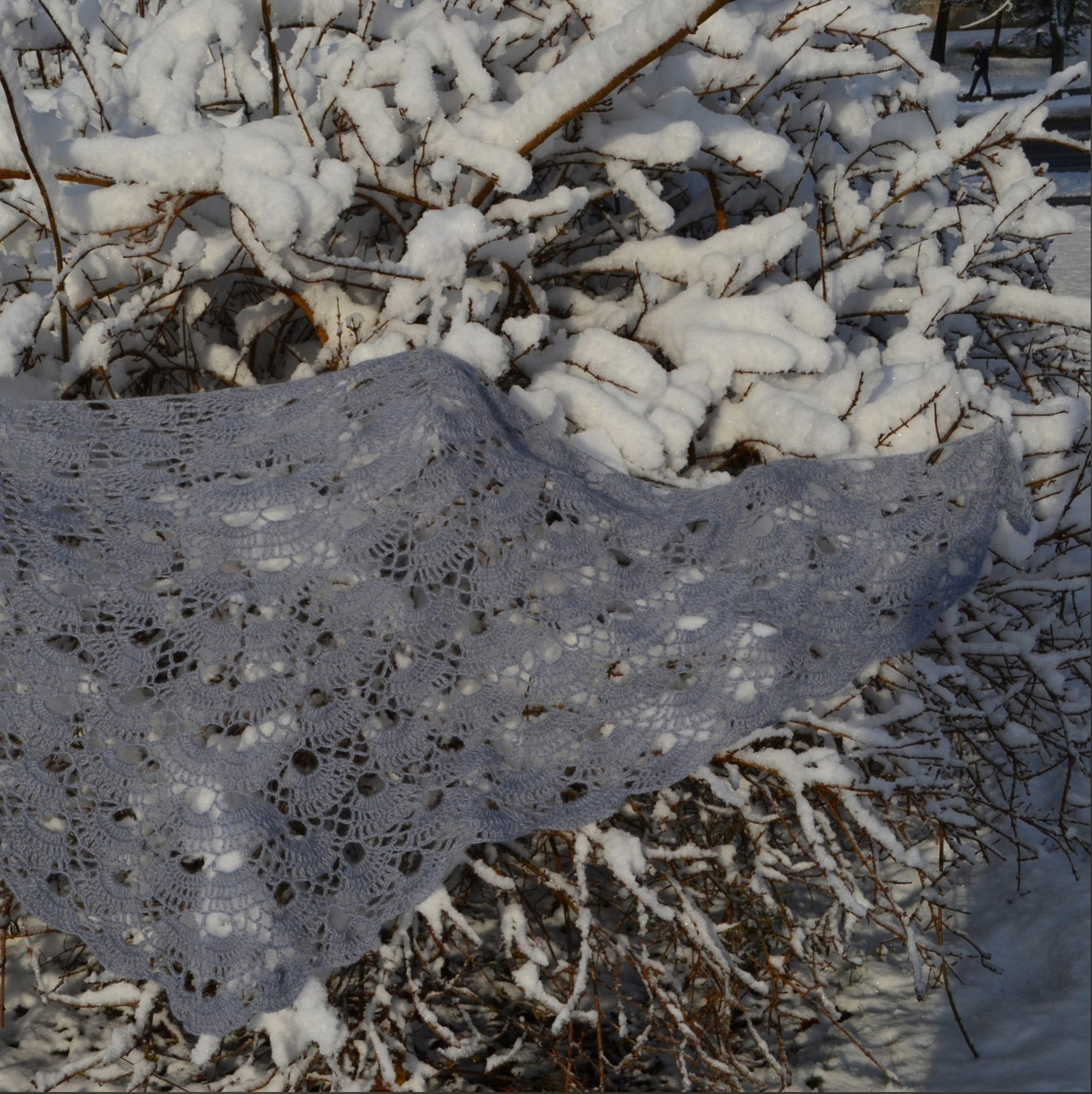 Шаль крючком теплая зимняя серая из мохера - фото 5 - id-p70672967
