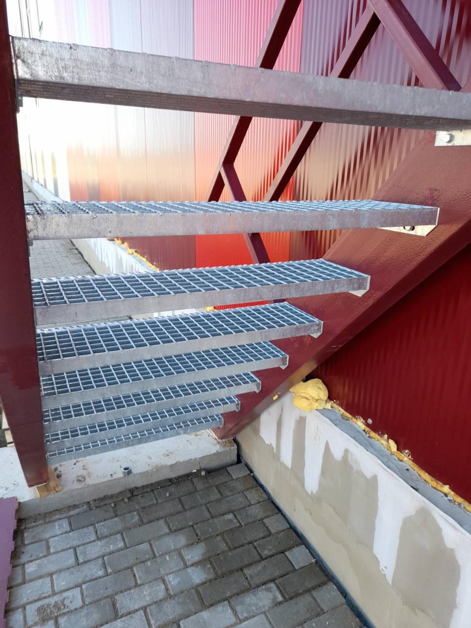 Лестничный марш со ступенями из сварного решетчатого настила - фото 2 - id-p155025586