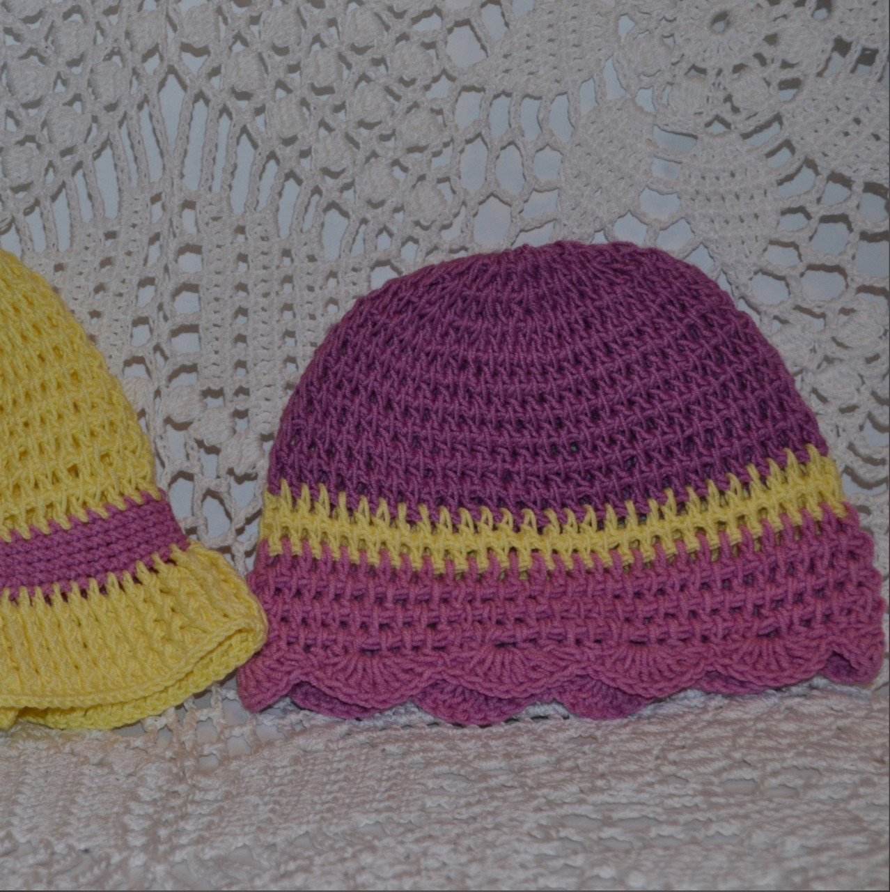 Подарочный комплект для девочки : две вязаные шапки - фото 5 - id-p120695193