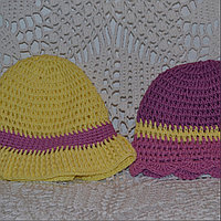 Подарочный комплект для девочки : две вязаные шапки