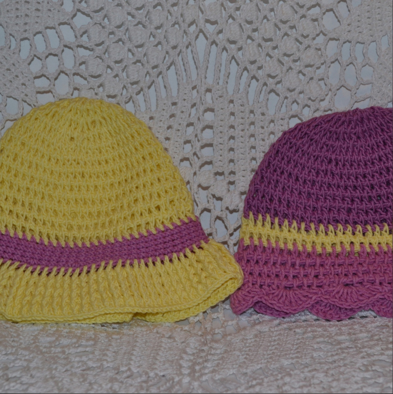 Подарочный комплект для девочки : две вязаные шапки - фото 1 - id-p120695193