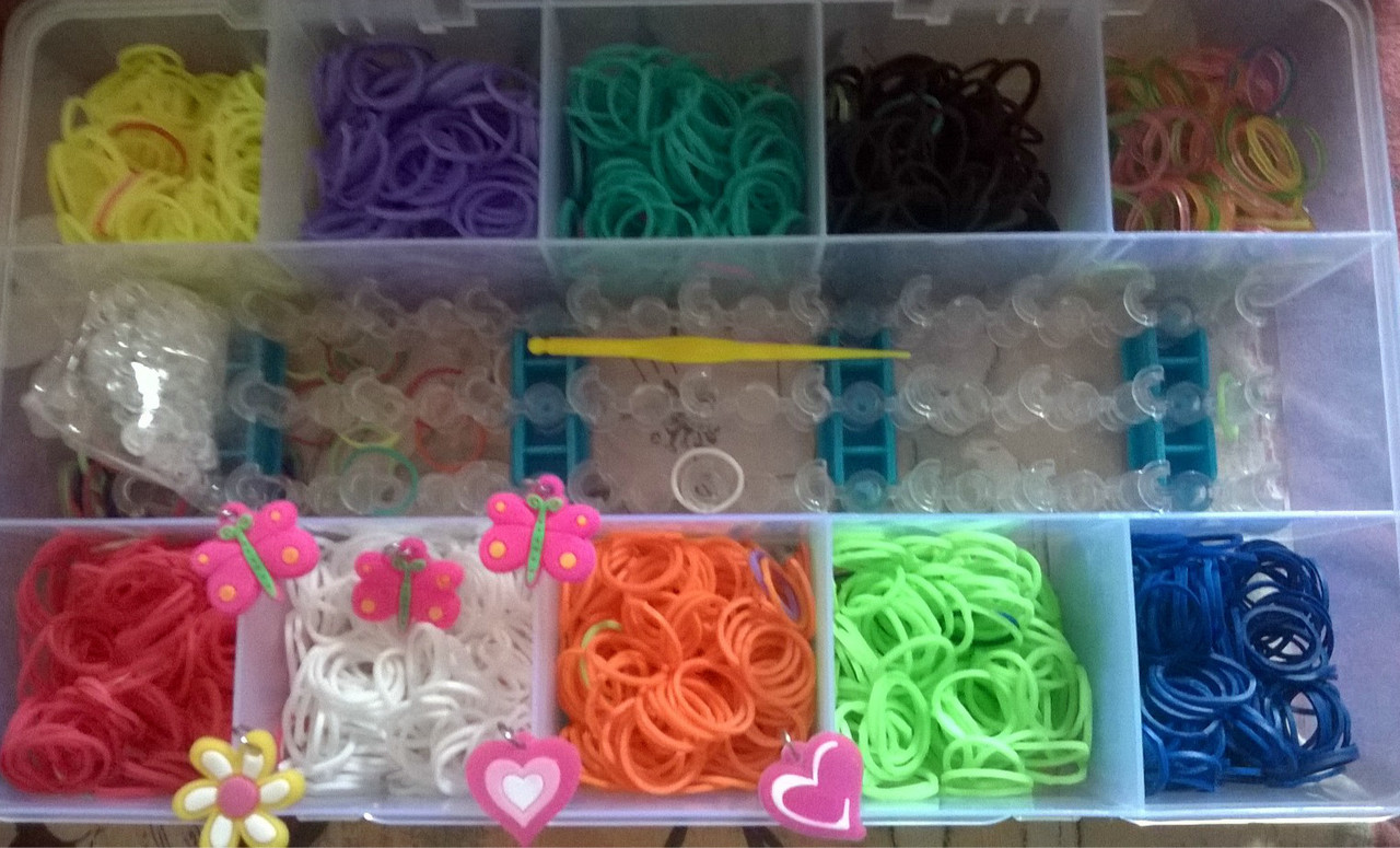 Детский набор Rainbow Loom резинки для плетения браслетов 2100 резинок 6 кулончиков, футляр, станок - фото 1 - id-p14141754