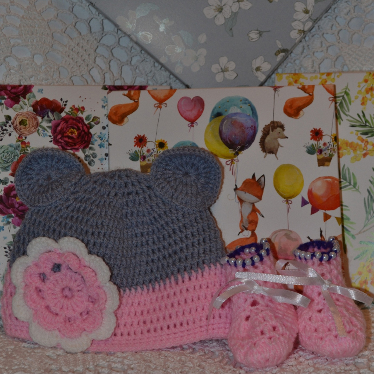 Шапочка с ушками для новорожденной для фотосессии и пинетки крючком - фото 1 - id-p121447861