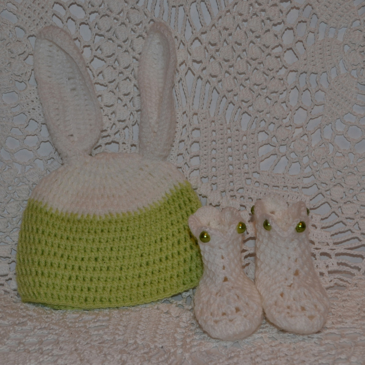 Шапочка с ушками для новорожденной для фотосессии и пинетки - фото 9 - id-p121042255