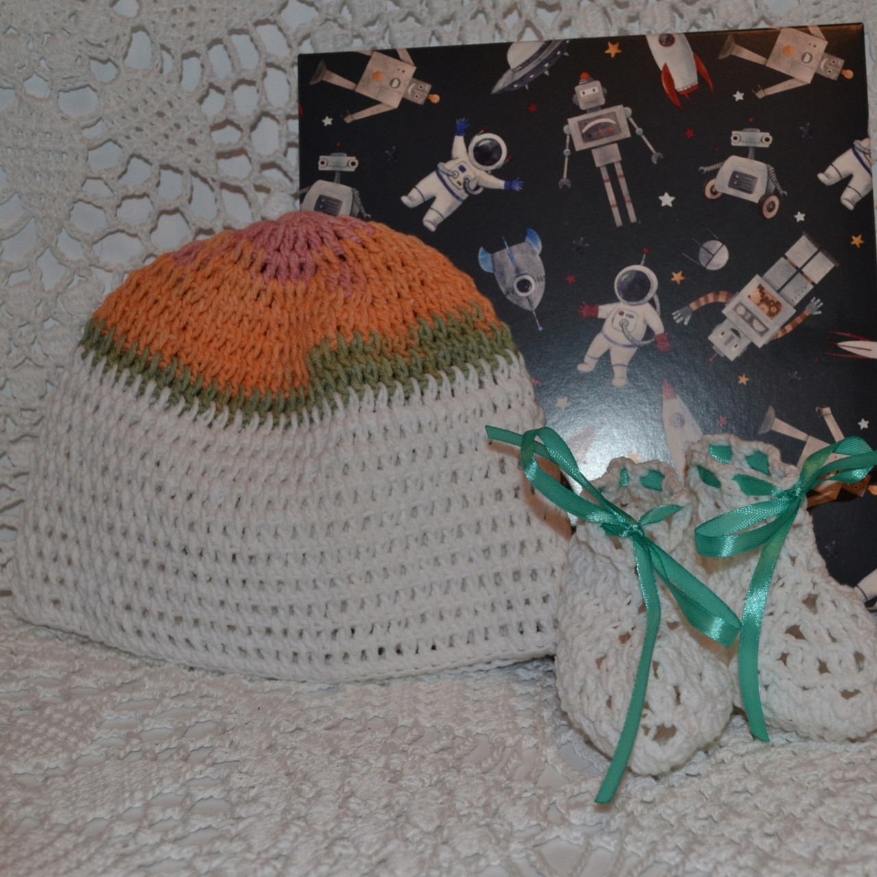 Комплект одежды: шапочка и пинетки на выписку - фото 1 - id-p121074123