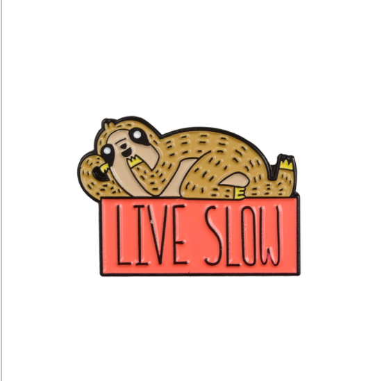 Значок ленивец "Live Slow"