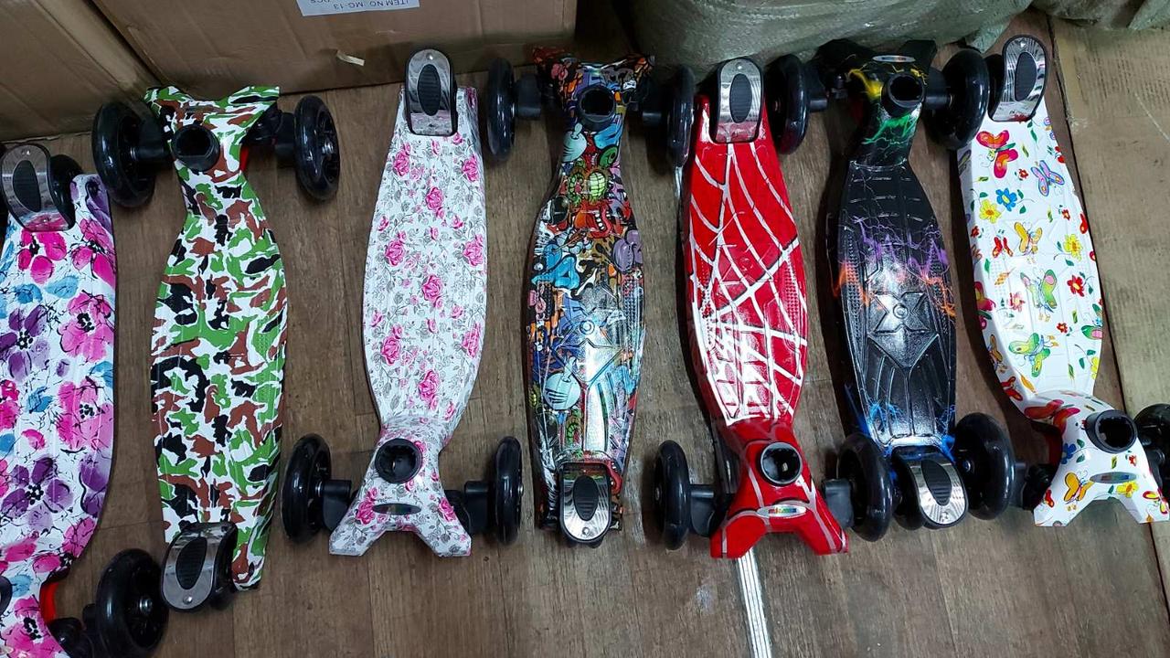 САМОКАТ MAXI SCOOTER GRAFFITI (светящееся колесо, регулируемая ручка)