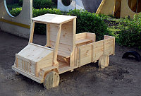 Детская деревянная уличная машинка-песочница для площадки "Айболит"