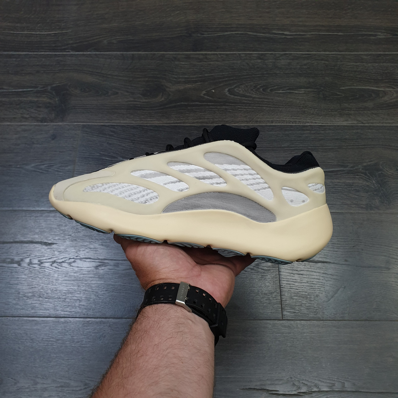 Кроссовки Adidas Yeezy Boost 700 V3 - фото 1 - id-p114085471