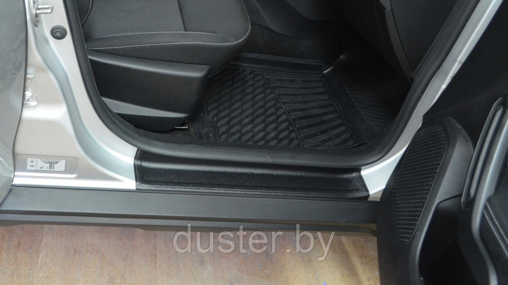 Накладки на внутренние пороги передних и задних дверей Renault Duster 2 ( 2021-) КартТюнинг - фото 3 - id-p158141323