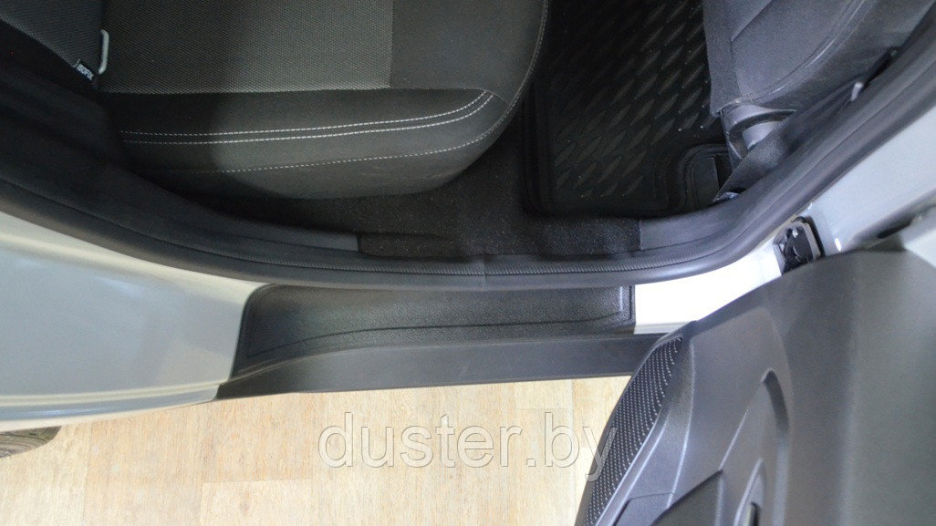 Накладки на внутренние пороги передних и задних дверей Renault Duster 2 ( 2021-) КартТюнинг - фото 8 - id-p158141323