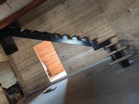 Г-образная лестница на монокосоуре Профильная труба 160*160*4 мм 10