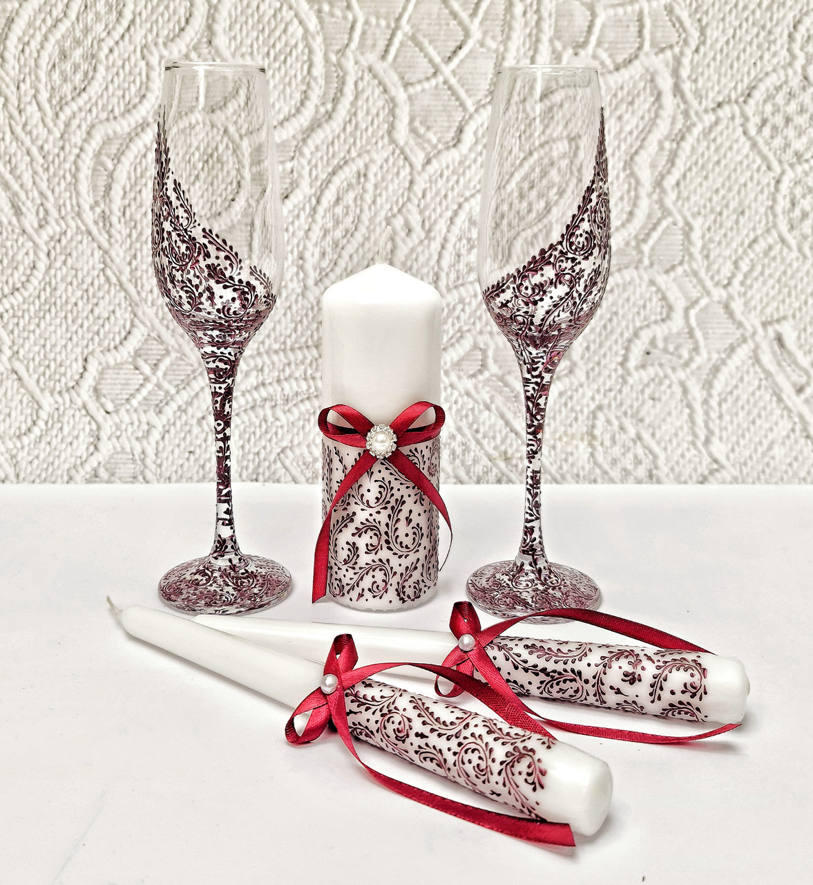Комплект свадебных бокалов и свечей "Ажур" в бордовом цвете